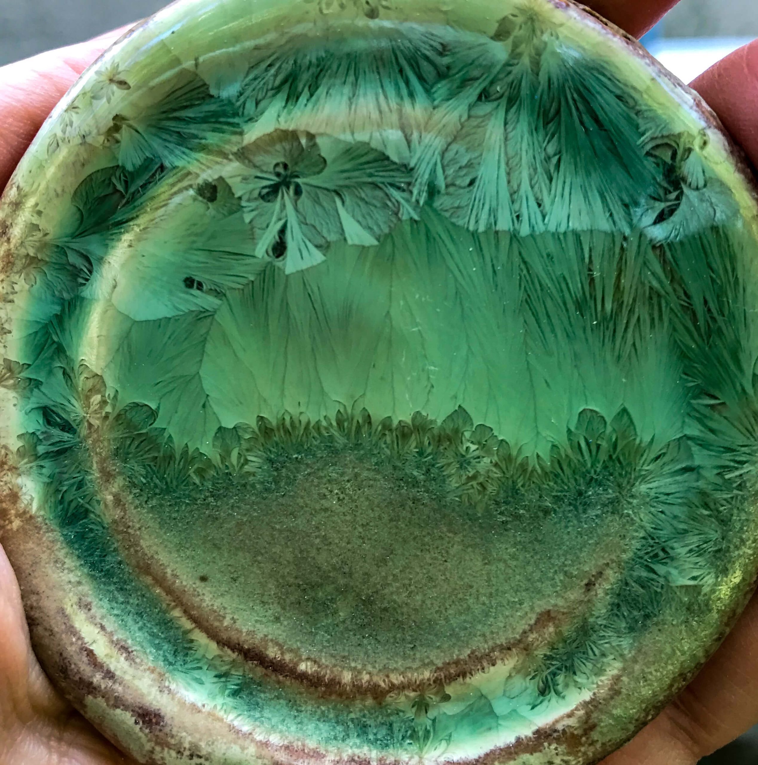 Cristal verde con relieves en su formación