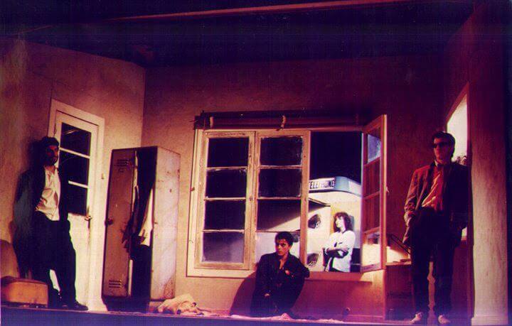 Dos jóvenes en una habitación antigua con grandes ventanales. Parecen desganados.